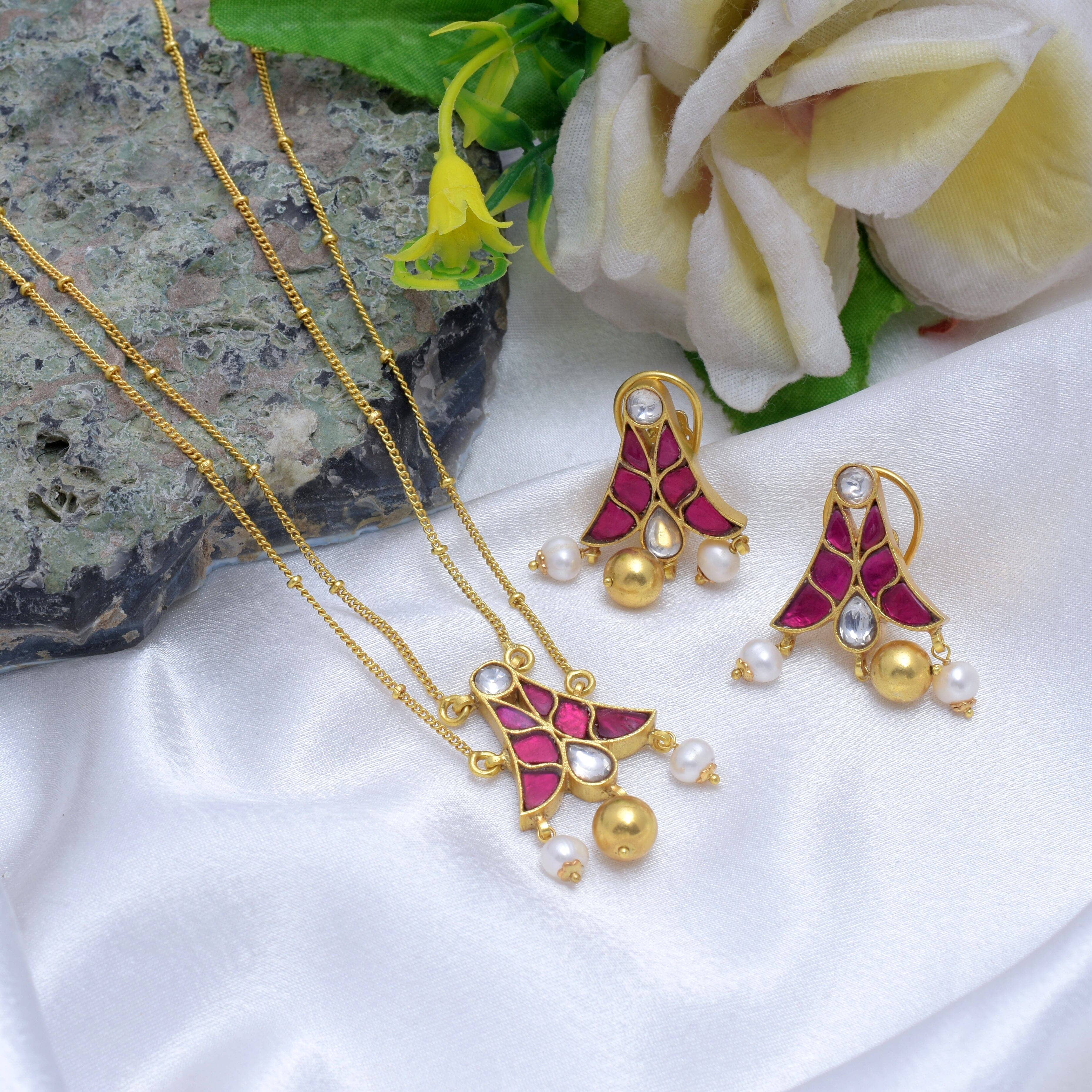 Necklaces & Pendants